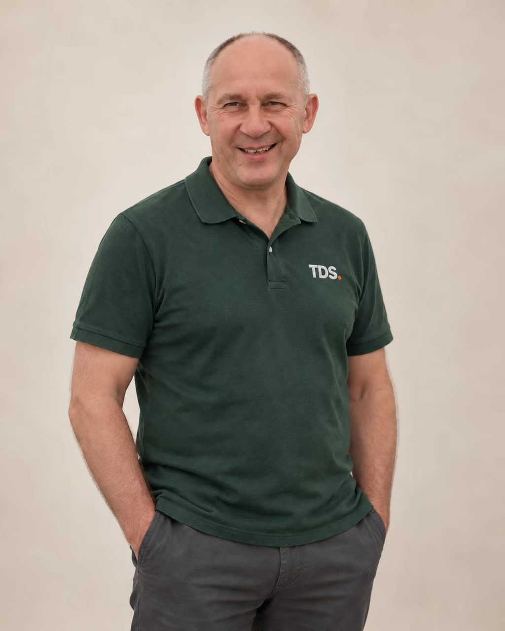 Profesionalni portret Tihomira u zelenoj polo majici s logotipom TDS, izrađen prema njegovoj fotografiji.